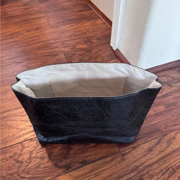 Medium Le Pliage Nylon Shoulder Tote in Navy Blue - Picture 13 of 16